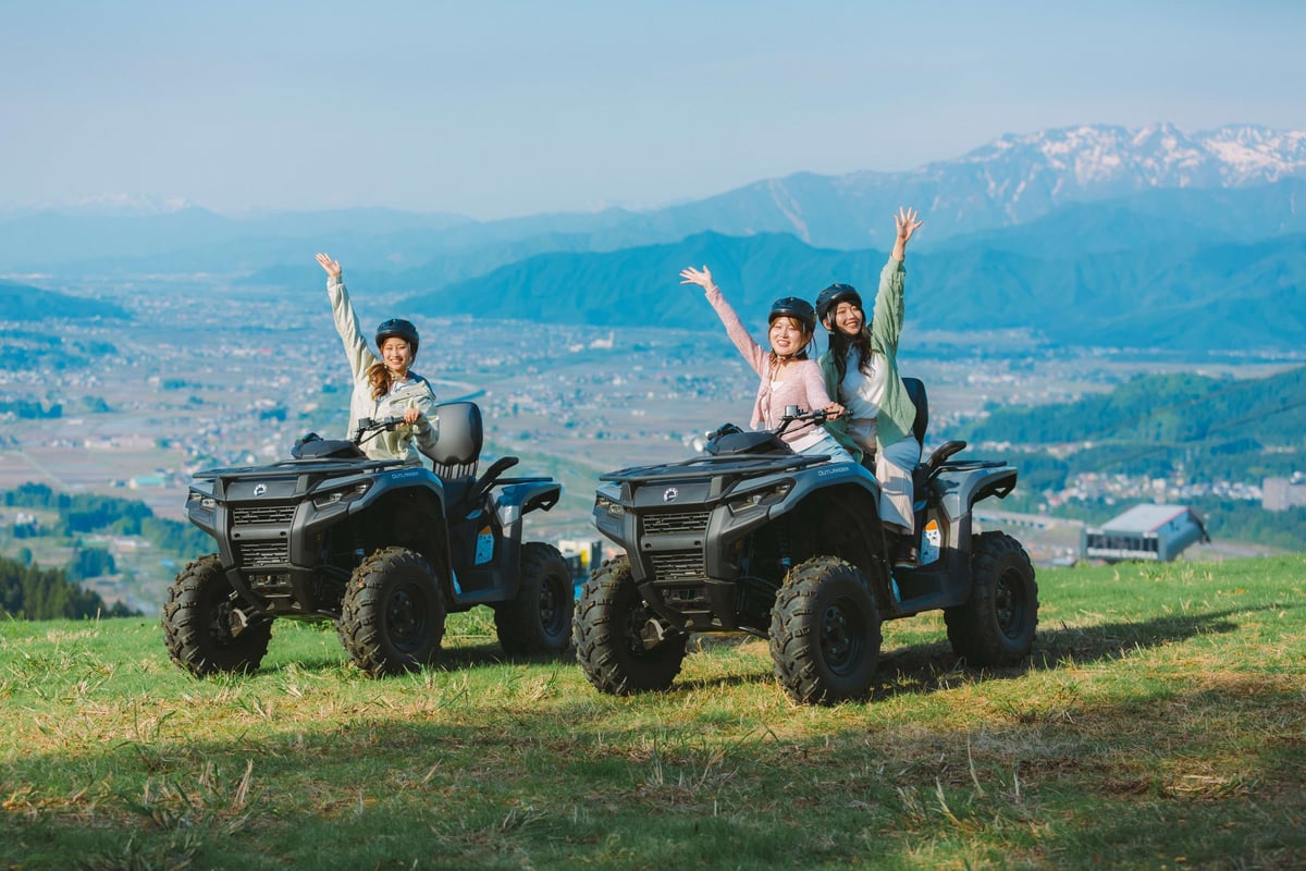 For drivers over 18 with a regular driver's license, and passengers over elementary school age, the fee per ride is ¥4,000 (tax included).