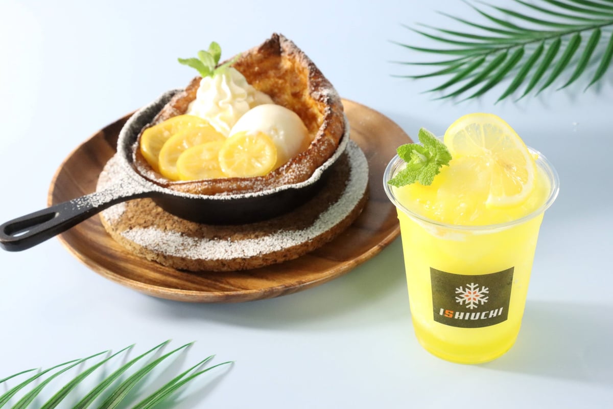 On terrace days until 20:00, the round-trip gondola ticket costs ¥2,000 for adults and ¥1,200 for children (tax included).