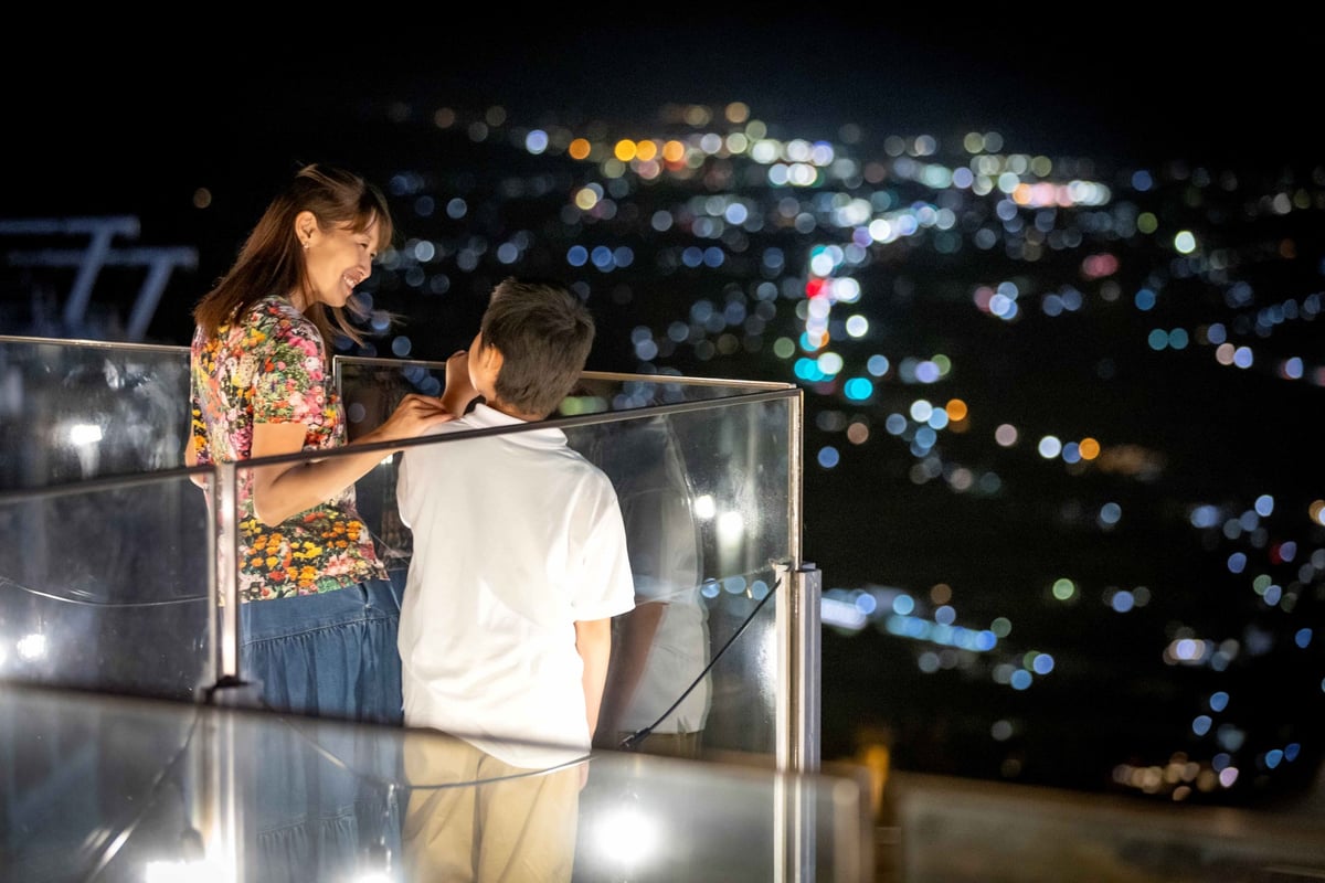 Until 00:00, the gondola round-trip ticket costs ¥2,000 for adults, ¥1,200 for children, and ¥1,500 for students (tax included).