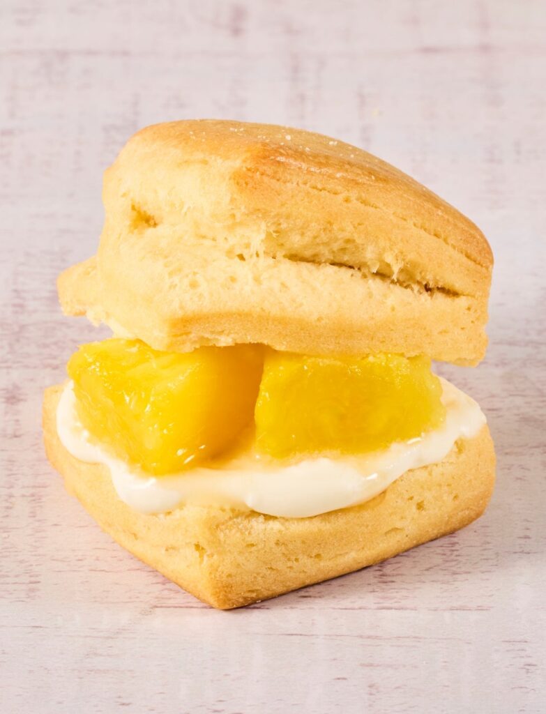 Freshly made scone sandwich Pine & Cream Cheese ¥450 (tax included)