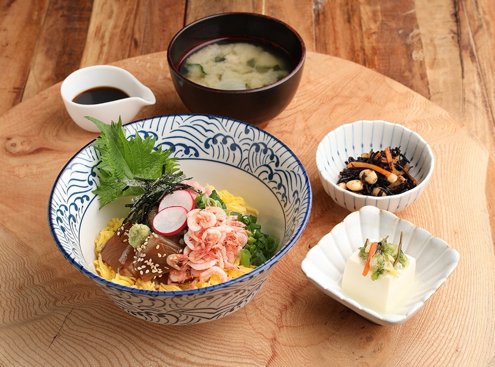 Suruga Bay boiled sakura shrimp, yellowtail marinade and minced tuna bowl (¥1,490)