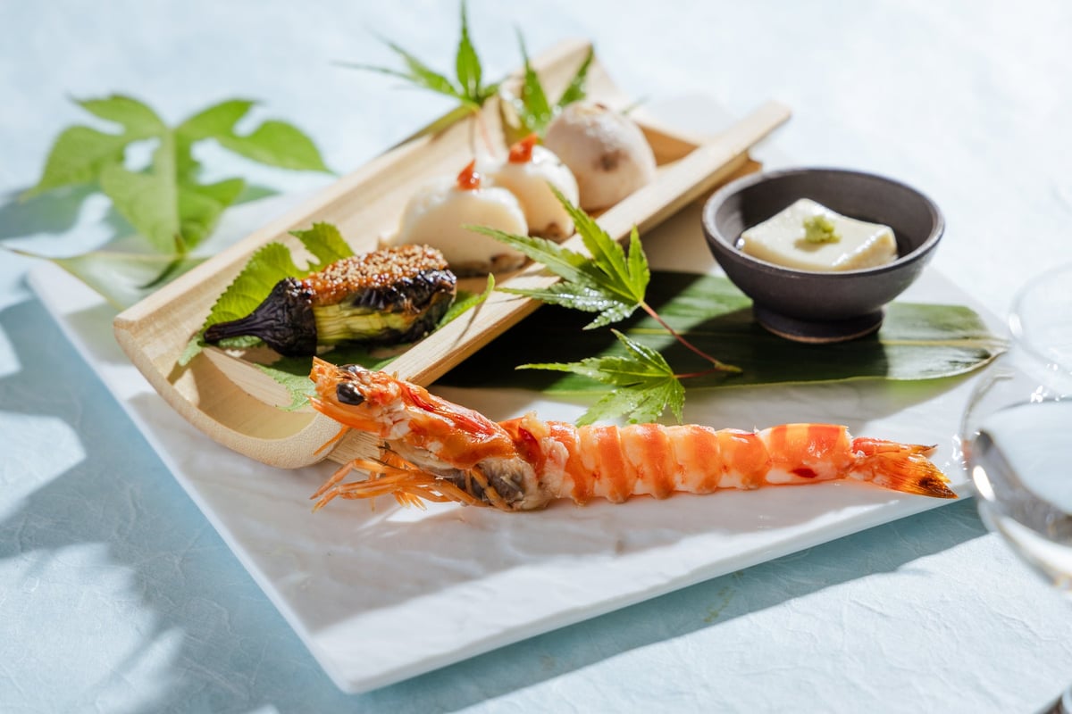 [Hassun] Pike conger fish cake with plum, salt-steamed Ishikawa baby taro, edamame tofu with delicious dashi and wasabi, miso dengaku with small eggplant, grilled sweet shrimp — included in the Vegetarian Sushi Course for ¥18,150 (tax included).