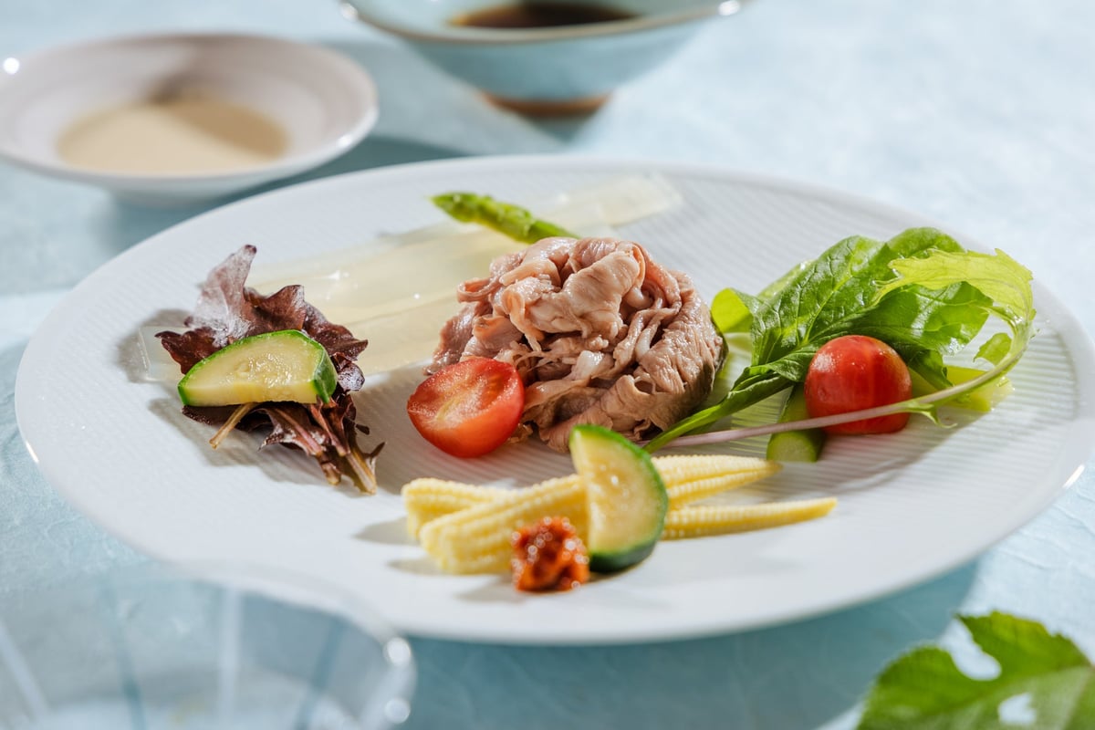 [Main] Miyazaki Prefecture Ozaki beef cold shabu-shabu with baby greens, young corn, zucchini, asparagus, peeled cherry tomatoes, miso sesame sauce, homemade ponzu, grated daikon, yuzu pepper — included in the Vegetarian Sushi Course for ¥18,150 (tax included).
