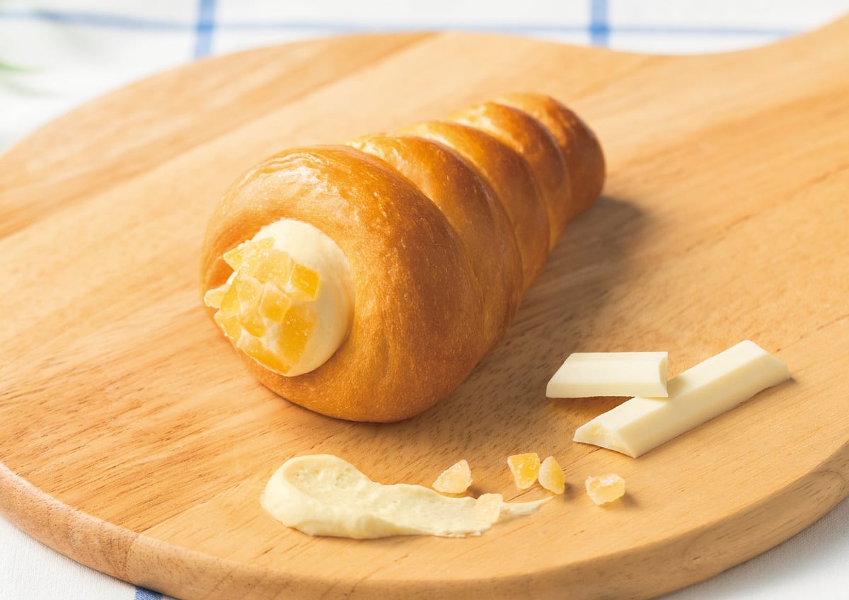 Seasonal Croissant (Cacao Fruit Lemon) — ¥475 (tax included)