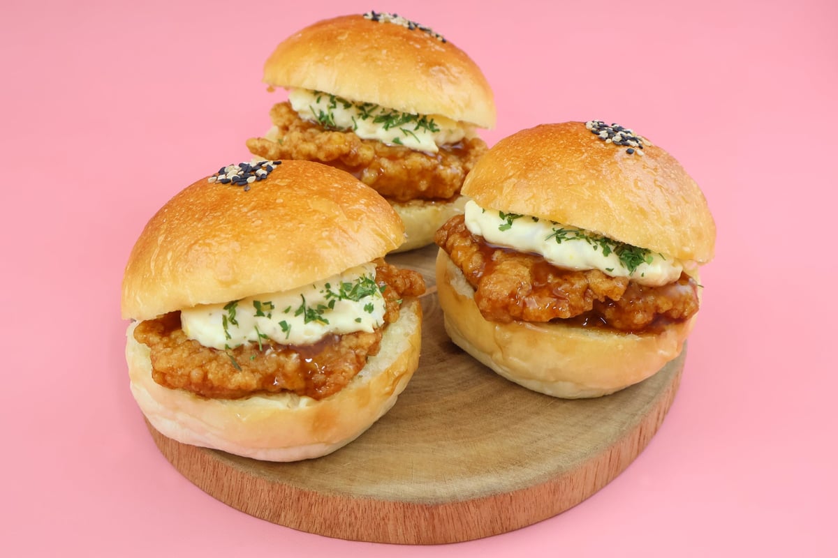 Local specialty burger perfect for lunch — ¥281 (tax included) for takeout, ¥286 (tax included) for dine-in