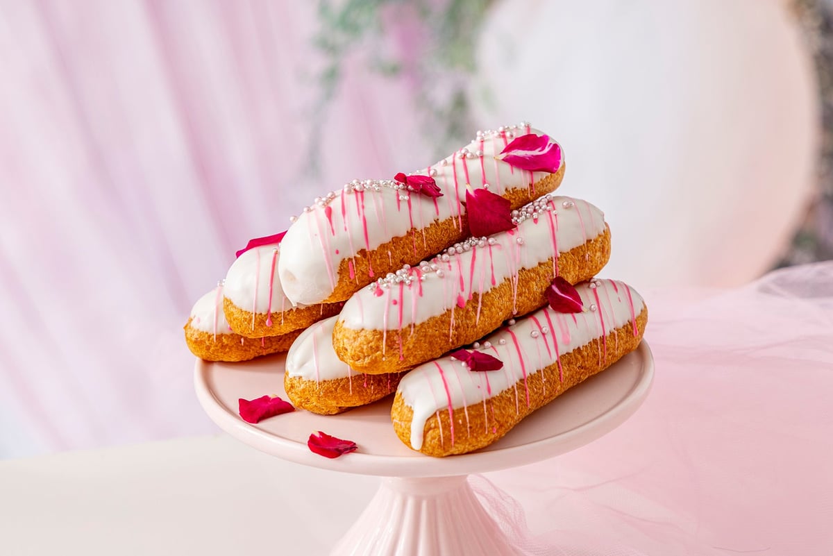 Lychee eclair with rose aroma