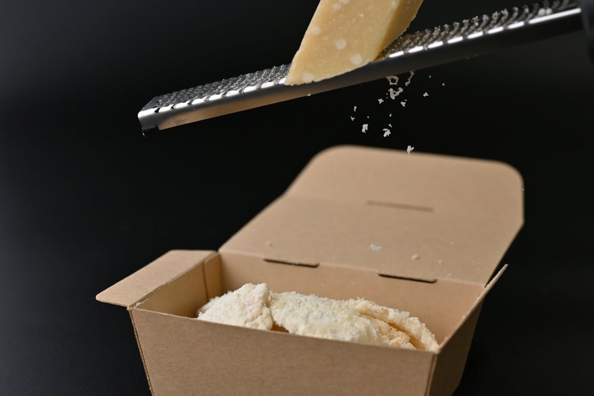 Freshly fried Keicho Cheese Parmigiano-Reggiano (1 box/14 pieces) — ¥972 (tax included)