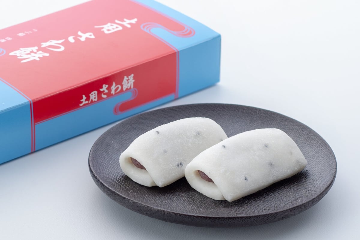 Roasted sesame-flavored mochi with Hokkaido red bean paste. This simple, traditional treat from Ise-Shima has been loved for generations.