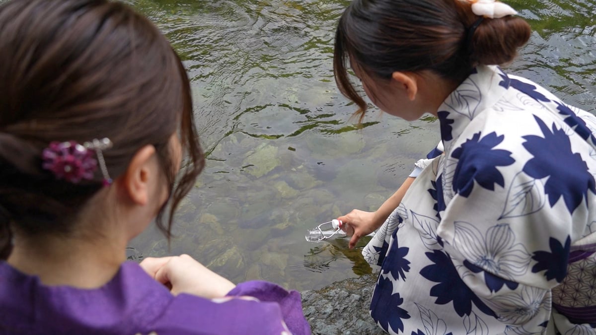 A summer custom from Ise-Shima involving drawing water from the Isuzu River, offering it to the kamidana, and praying for good health and safety.