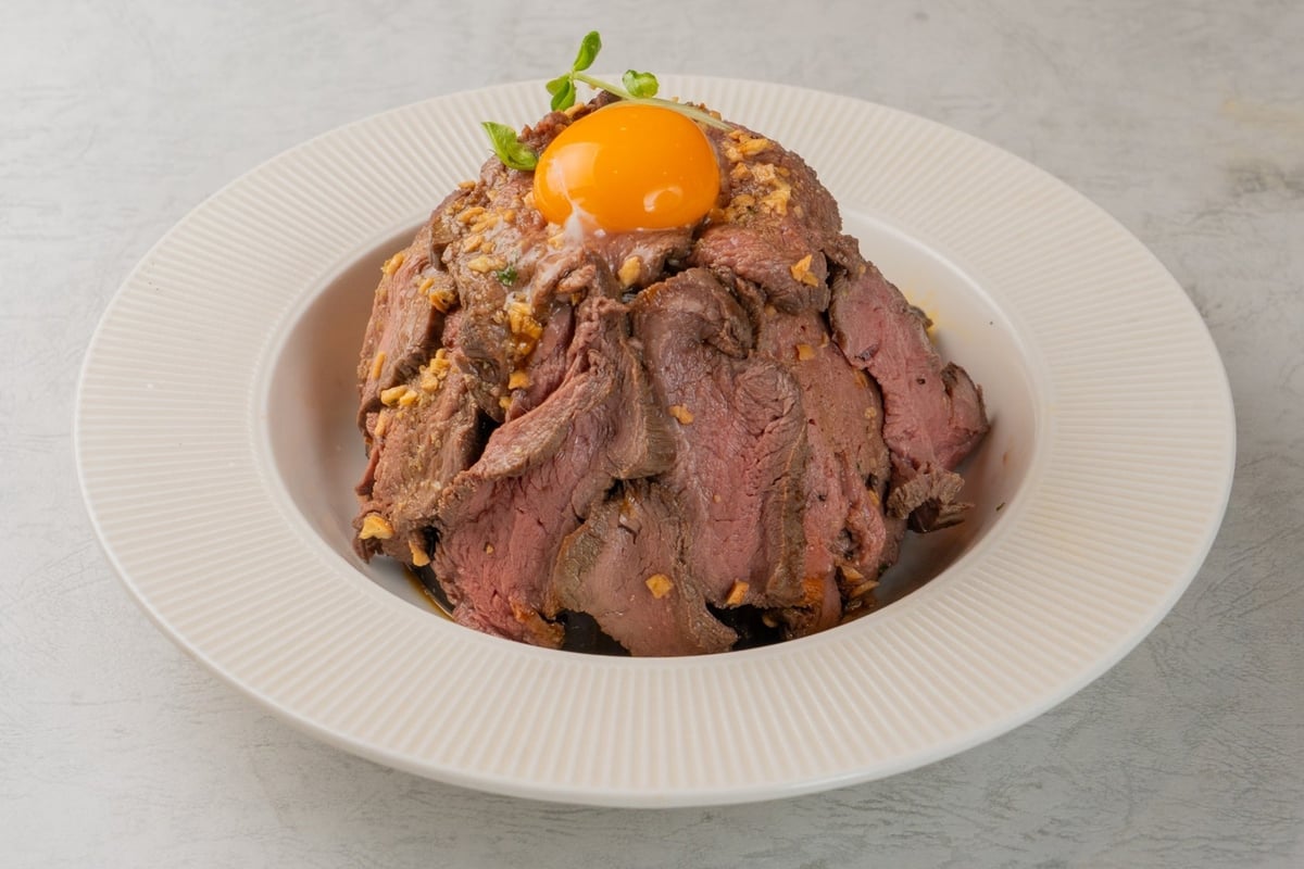 Tsukimi Roast Horse Bowl — ¥1,490 (tax included)