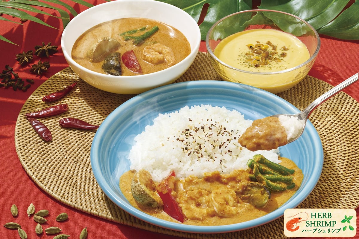 The eagerly awaited revival of d Curry! New Spicy Red Curry with Shrimp and Summer Vegetables — ¥1,099 (tax included)