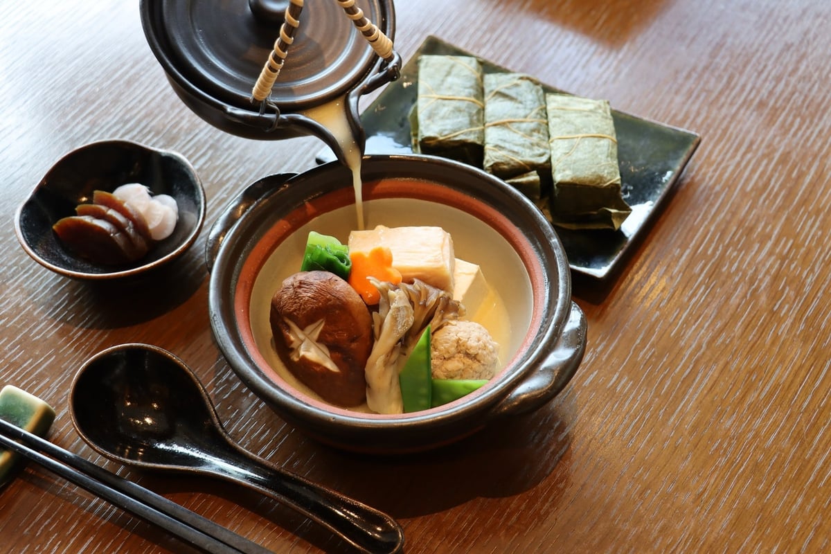 Asuka Nabe and Kaki-no-ha Sushi Set — ¥5,187.