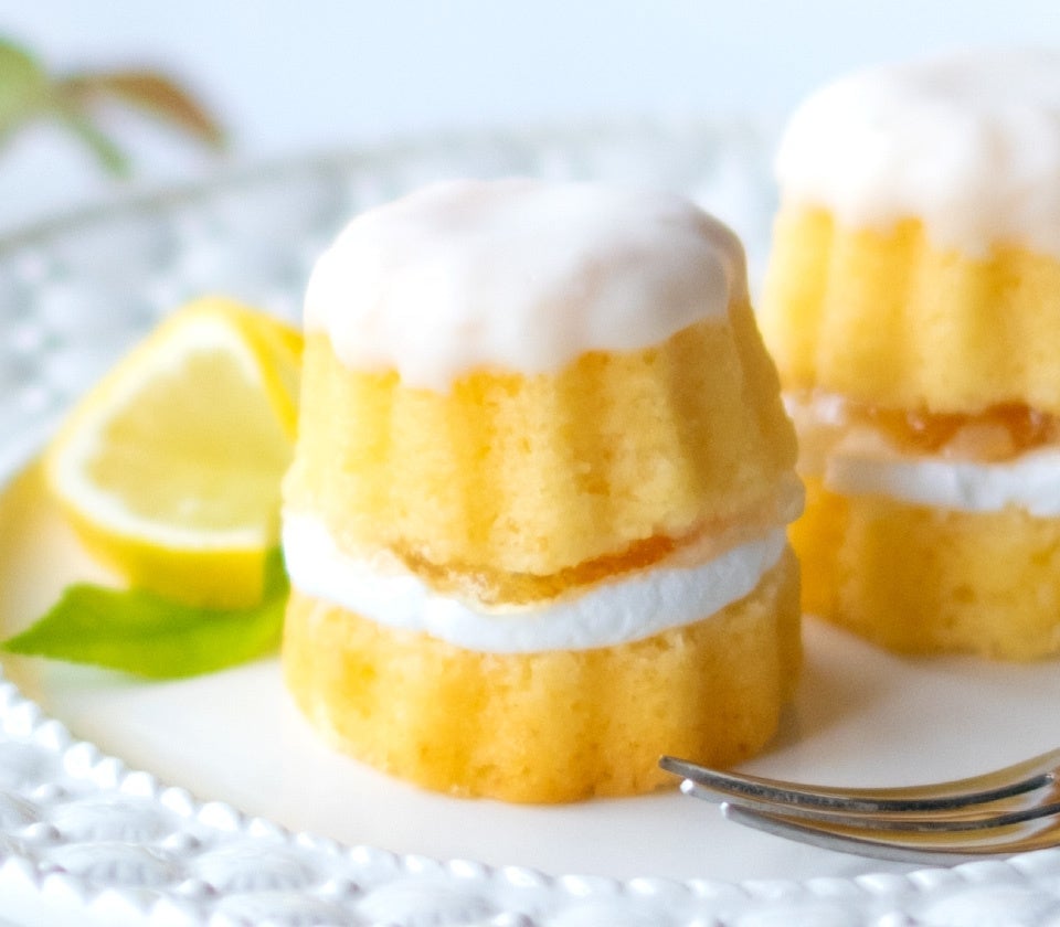 Luxuriously sandwiched with light cream and sweet and sour lemon jam
