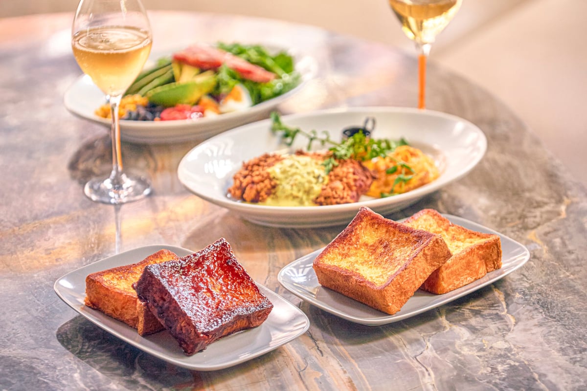 A hearty "NY Style Brunch" featuring our signature French toast, reminiscent of hotel breakfast.