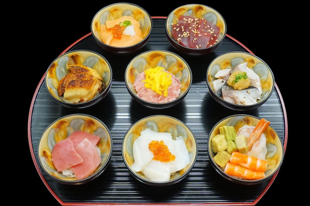 ●姫丼8種ランチ ¥2,080 (tax included ¥2,288)