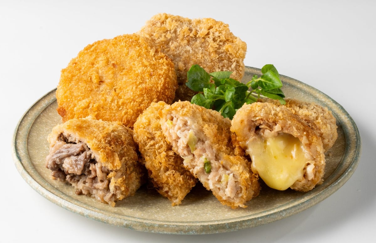 Here is the gourmet lineup! 【Nobeoka Oogura】 Chicken Nanban (breast, with rice) — ¥1,780 (tax included). Enjoy it with rich tartar sauce. Takeout: Chicken Nanban (breast, 1 piece) — ¥1,680 (tax included). Takeout: Chicken Nanban (thigh, 1 piece) — ¥1,880 (tax included). Gyoza no Mawatari: Chewy Gyoza (10 pieces) — ¥980 (tax included). Store brand example (left): 【"Michi no Eki" Miyakonojo NiQLL】 Premium Menchi — ¥500 (tax included). 【Kannonike Pork】 Menchi Katsu — ¥300 (tax included). 【Kannonike Pork】 Cheese Menchi Katsu — ¥350 (tax included). Spicy Noodles Honpo Sayaka: Curry Cheese Spicy Noodles (1 serving) — ¥1,620 (tax included). Moso Chicken (Muso Dori) charcoal-grilled (100g) — ¥972 (tax included). Sora Iro Confectionery: Sunshine Cheese Manju (1 piece) — ¥180 (tax included). Three types of bottled beer (330ml each) — ¥550 (tax included). Including the popular "Hyuga Summer Premium," three standard types: Kurikuro (330ml) — ¥1,000 (tax included). CHUNKY: Ninan Dori Bone-in Chicken Nanban and Vegetable Spicy Curry (1 serving) — ¥1,790 (tax included). Spicy Potatoes (1 serving) — ¥540 (tax included). Takana Gyoza: Spicy Gyoza (8 pieces) — ¥756 (tax included). Michi no Eki Kushima × Nagi no Oto Brewing: Green Chili (1 bottle) — ¥1,200 (tax included). Nango Sweets: Half Whole Miyazaki Mango Pudding Parfait (1 piece) — ¥1,980 (tax included). Mizugashiya: Mango & Gorgonzola (1 cup) — ¥2,500 (tax included). Mitsuwo Kobose: Mango Rare Cheese (1 cup) — ¥2,500 (tax included). Sapporo Ramen Musashi: Hokkaido Spicy Miso Ramen (1 bowl) — ¥1,320 (tax included). K.L.I.M: Shaved Mango Parfait (1 piece, limited 20 per day) — ¥1,650 (tax included).