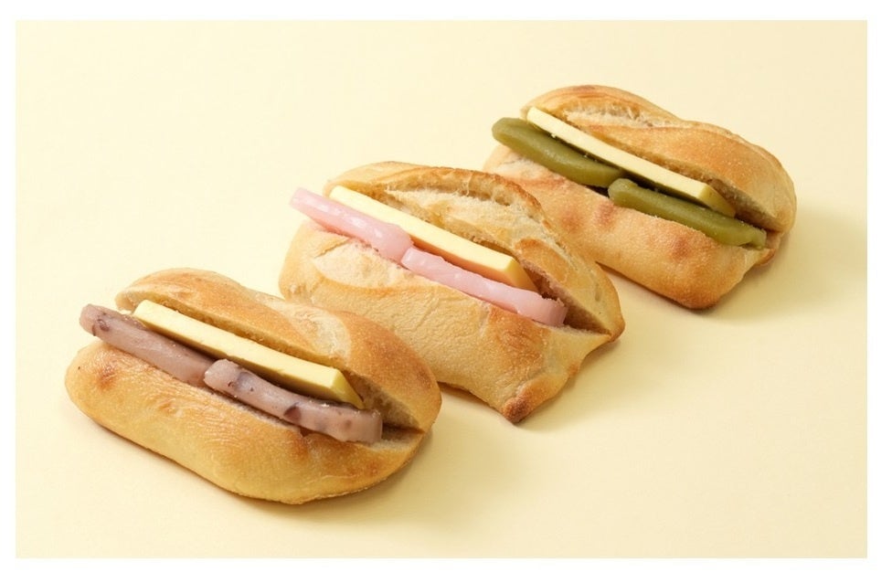 Uirou Butter Baguette, from the left: Ogura (1 piece) ¥594, Sakura and Matcha each ¥519 (tax included)