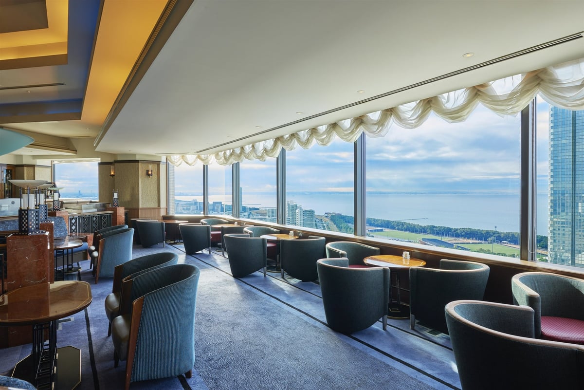 Penthouse Lounge "Baycourt Cafe"