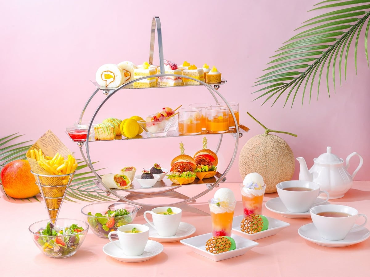 Afternoon Tea Set with Melon, Mango, and Peach — ¥2,200 (tax included).
