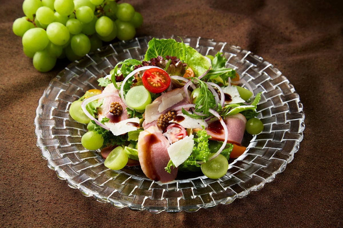 Shine Muscat and smoked duck salad with balsamic sauce