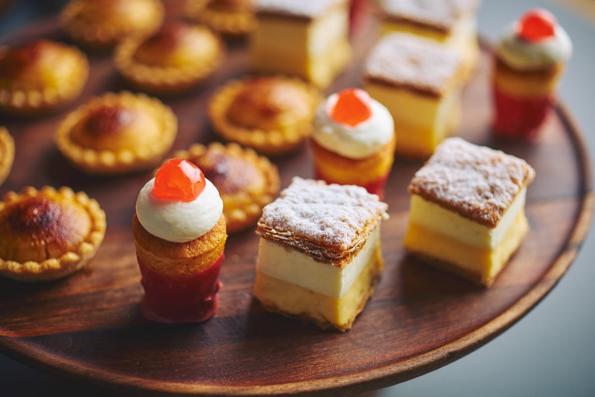 Lune Berrytart (center), Creme Na Regina (right)