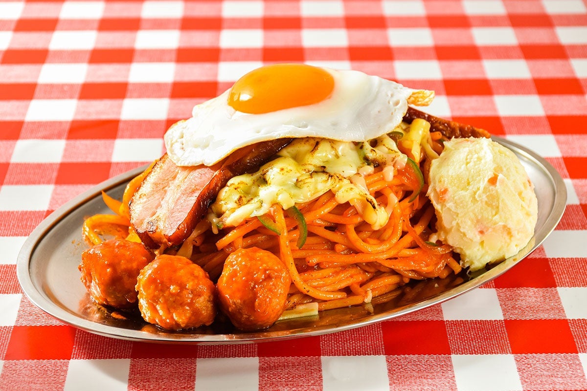 Enjoy the Mega MAX serving, with 888 grams of noodles, available at a special price of ¥888 (tax included ¥980). This limited-time offer is exclusive to August 8th, 2024, and celebrates the number 888. The menu also features other large portions, such as the Napolitan and Meat Sauce dishes, each with 888 grams of noodles for ¥888 (tax included ¥980). For those seeking even more, the 900-gram size is available for ¥1,430 (tax included). With a wide variety of toppings and selectable noodle quantities, Pantcho continues to satisfy its fans of hearty pasta dishes.