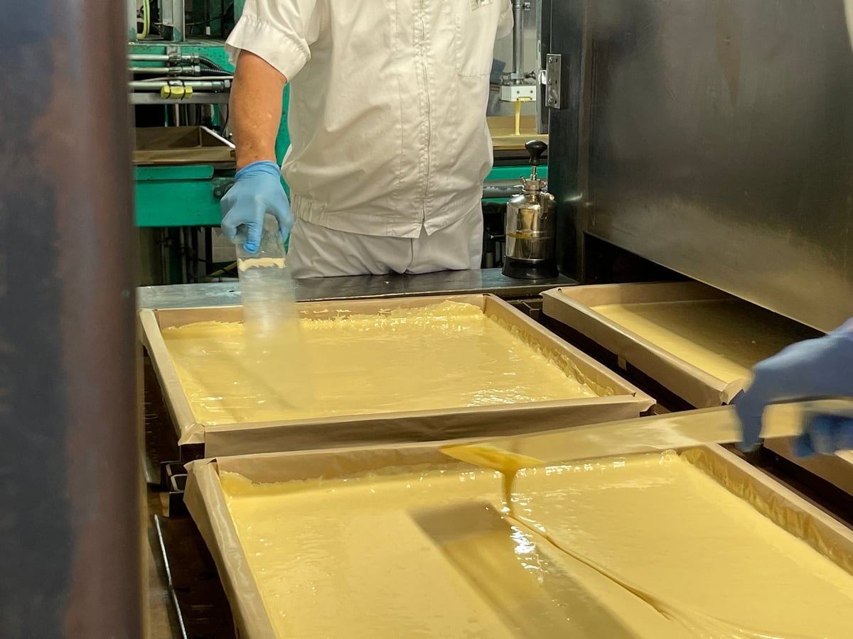 Castella manufacturing process (middle mixing, foam removal)