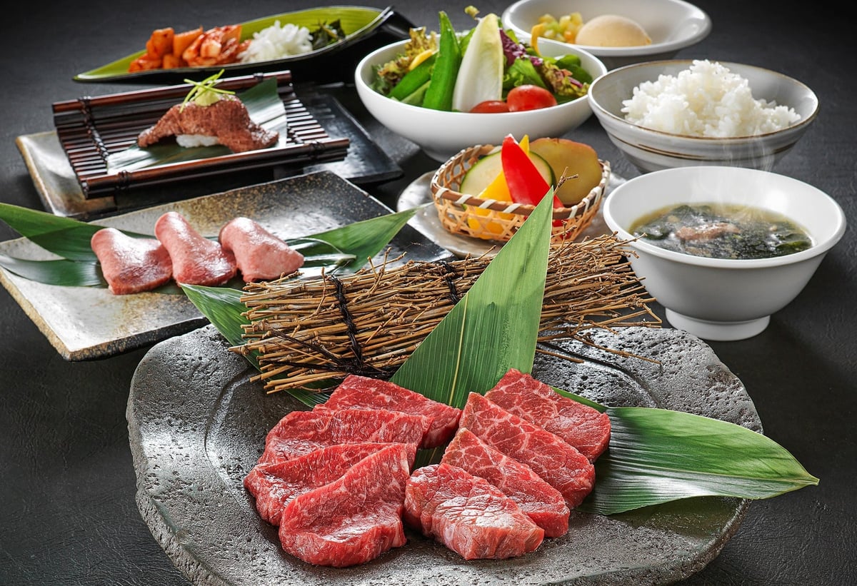 Enjoy yakiniku with your family.