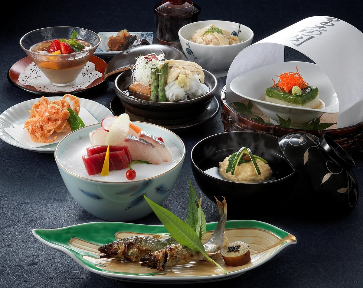 Lunch 'Nami Hana Kaiseki' (image).