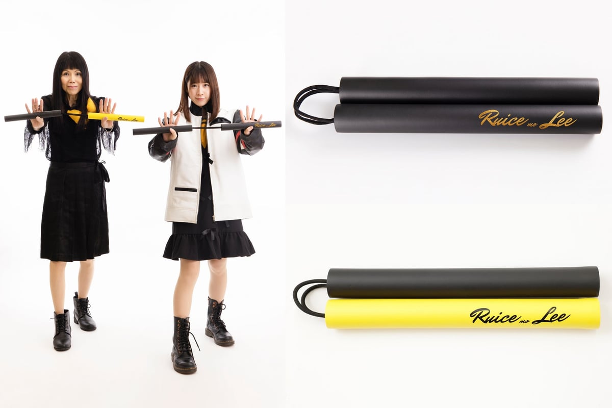 Morii Reju and her mother Yoko Morita. The new black color nunchaku and the classic yellow nunchaku (photographed by Motoyoshi Yamanaka)