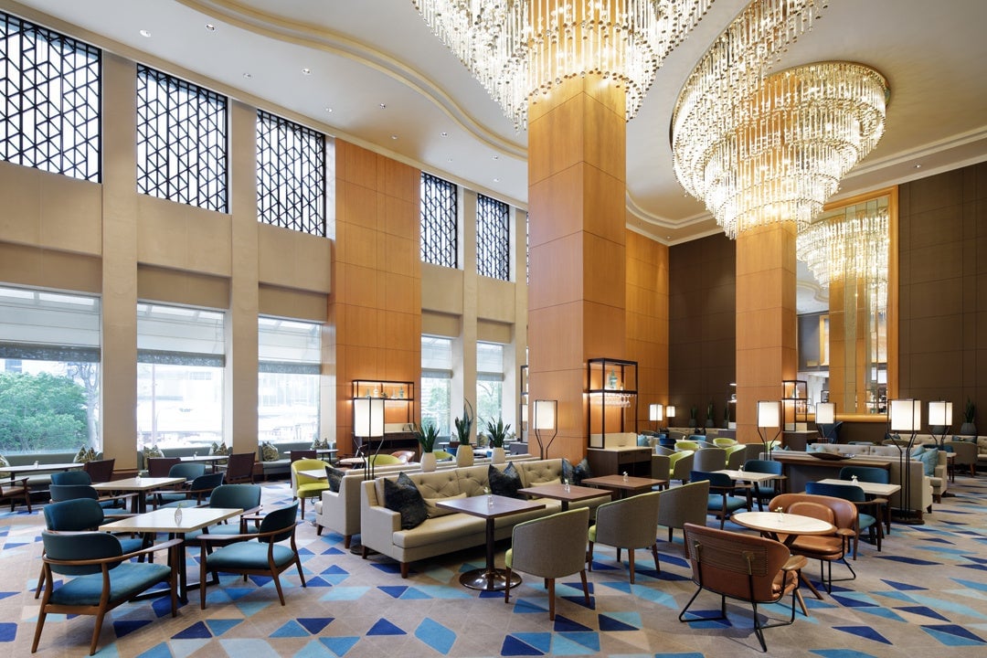 The lounge “Sea Wind” on the 28th floor features a high ceiling and an open atmosphere.