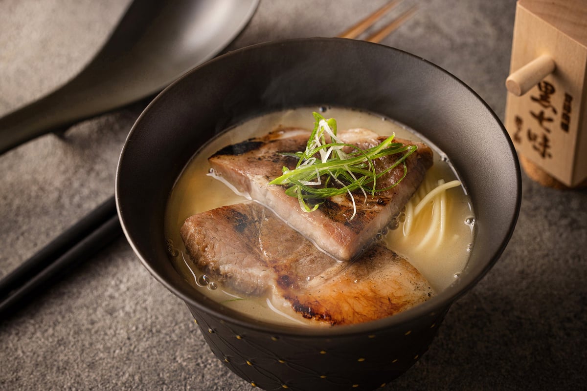 A half-size portion of ramen “Hanadori” (Atori) perfect for a light finish after drinks — ¥1,200 (tax included)