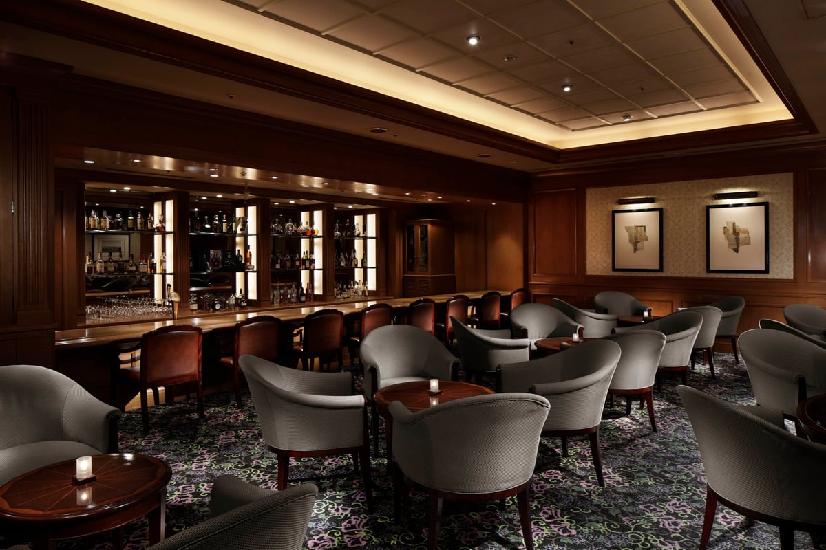 Bar “Bay West” offers a sophisticated hideaway for adults.