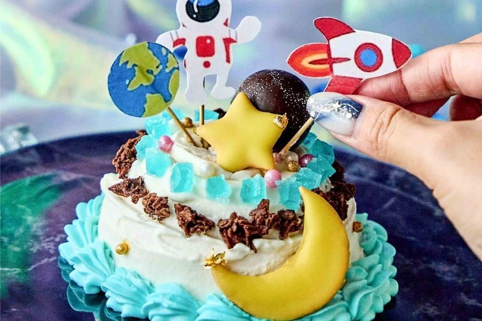 Planet cake decoration image