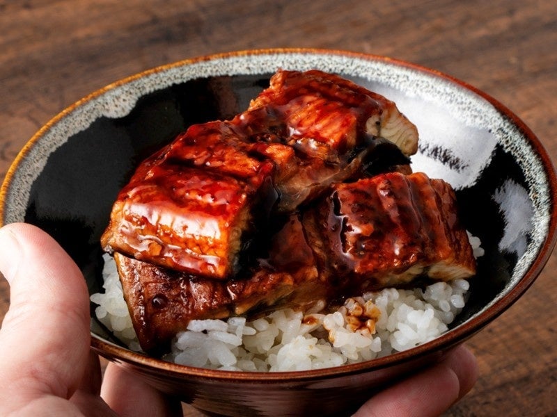 Place the grilled eel on rice to make an unadon!