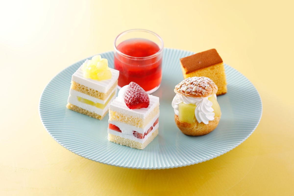 (From front, clockwise) Strawberry Shortcake, Super Melon Shortcake, Amaou Jelly, New Honey Castella, Melon Cream Puff