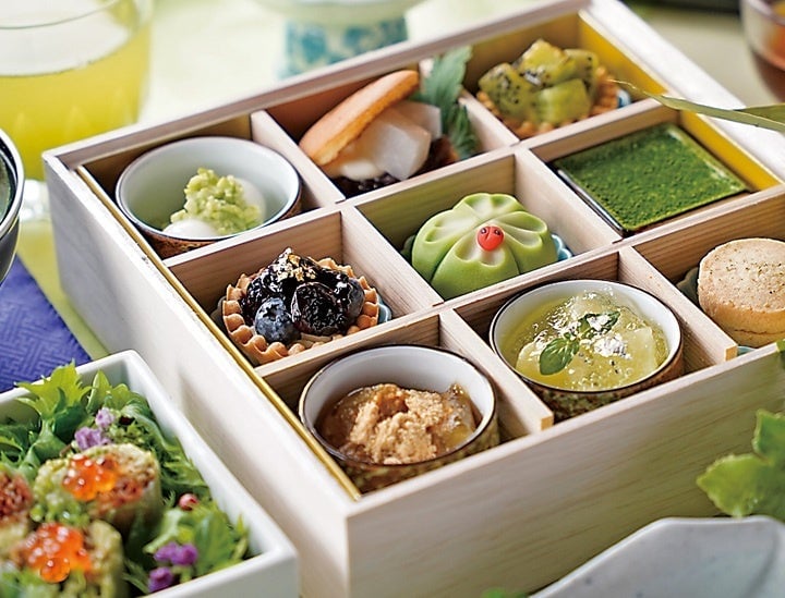 The image shows the Summer Afternoon Tea at Kaiseki Ryotei Hana Gasumi, available on weekdays from May 25th to July 30th for ¥8,470 (tax included).