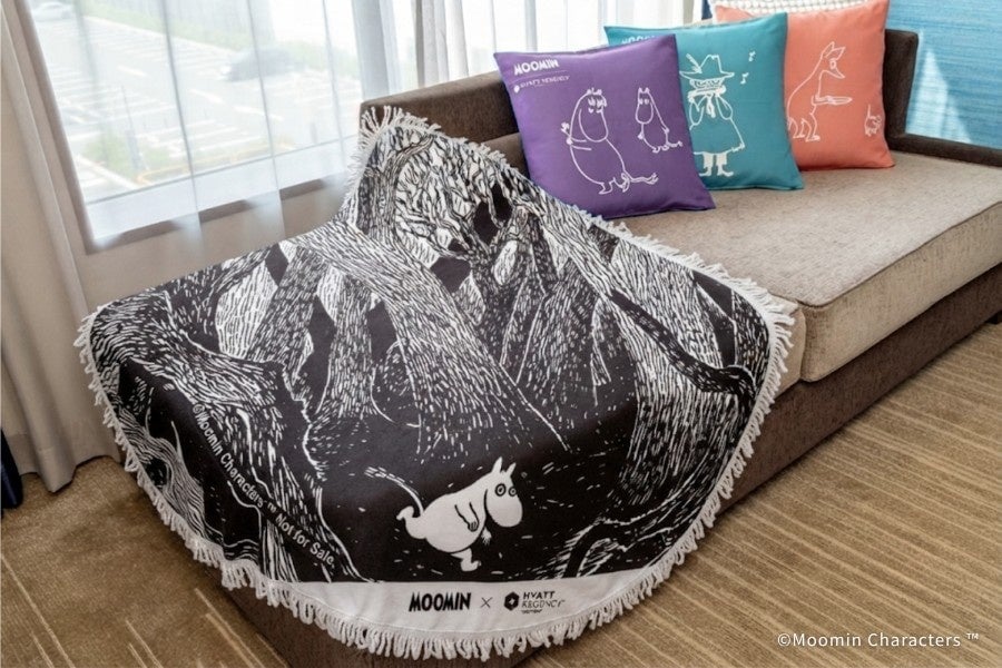 Decorations featuring art from the novel 'Comet in Moominvalley'