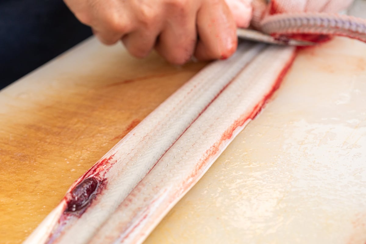 Each eel is carefully prepared by our craftsmen one by one.