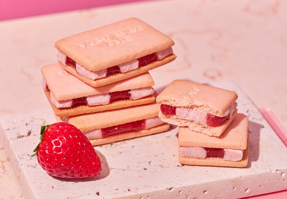 Double Strawberry Sandwich — ¥2,484 (tax included)