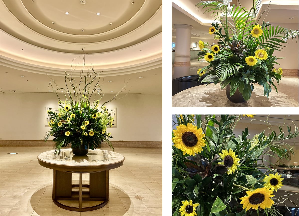 First-floor lobby floral arrangement (last year's scene) and second-floor entrance floral arrangement (last year's scene)
