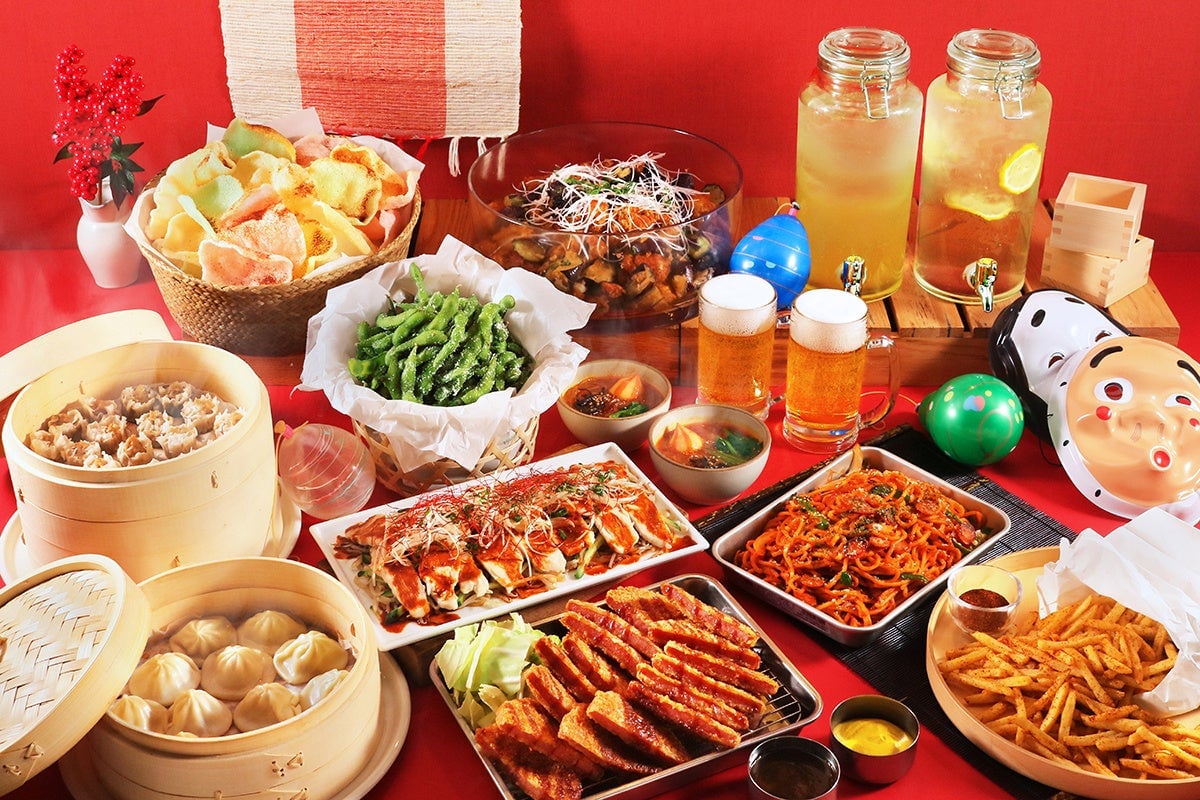 A wide variety of deli all-you-can-eat, reminiscent of Asian street food stalls.