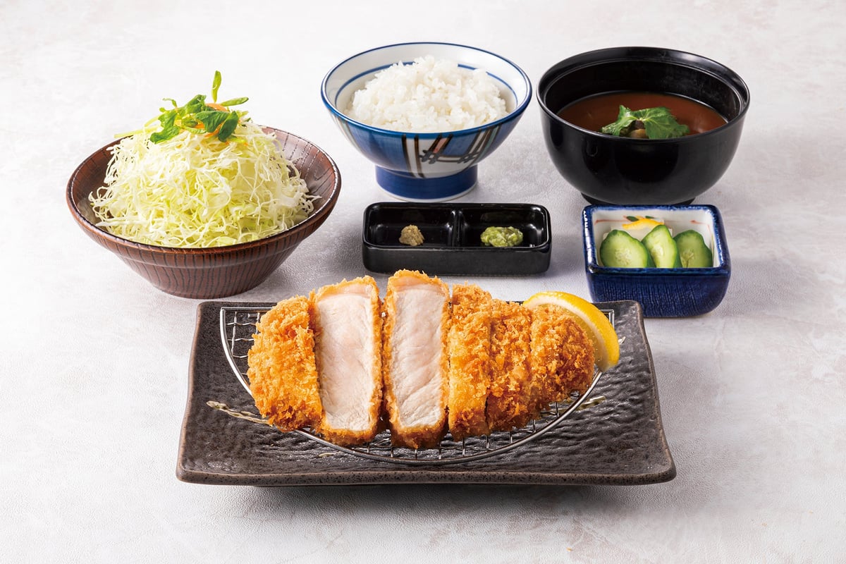 Enjoy the crispy outside and surprisingly juicy inside with double frying — ¥2,690 (tax included)