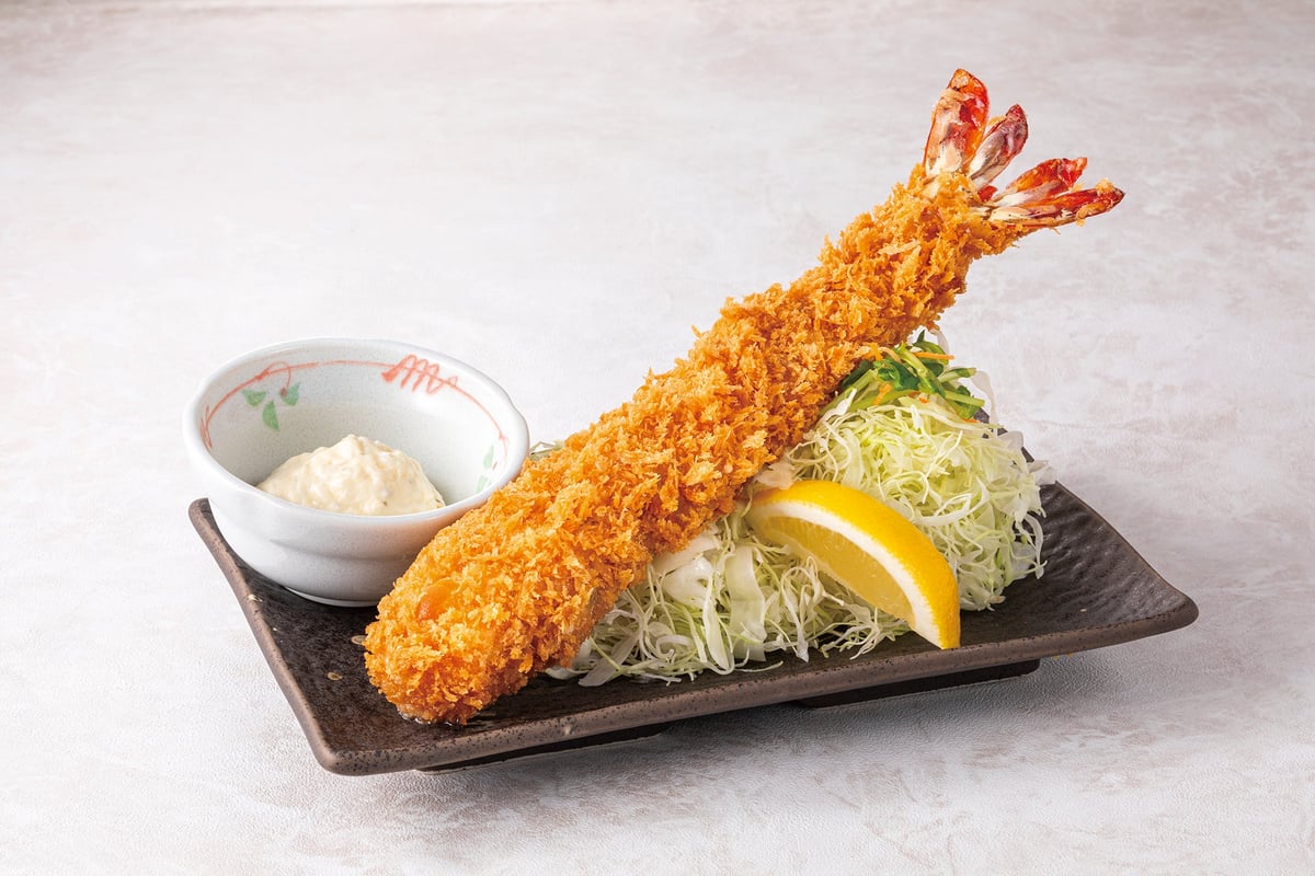 Enjoy the incredibly thick, juicy Hiramaki Sangen pork loin cutlet set — ¥1,980 (tax included)