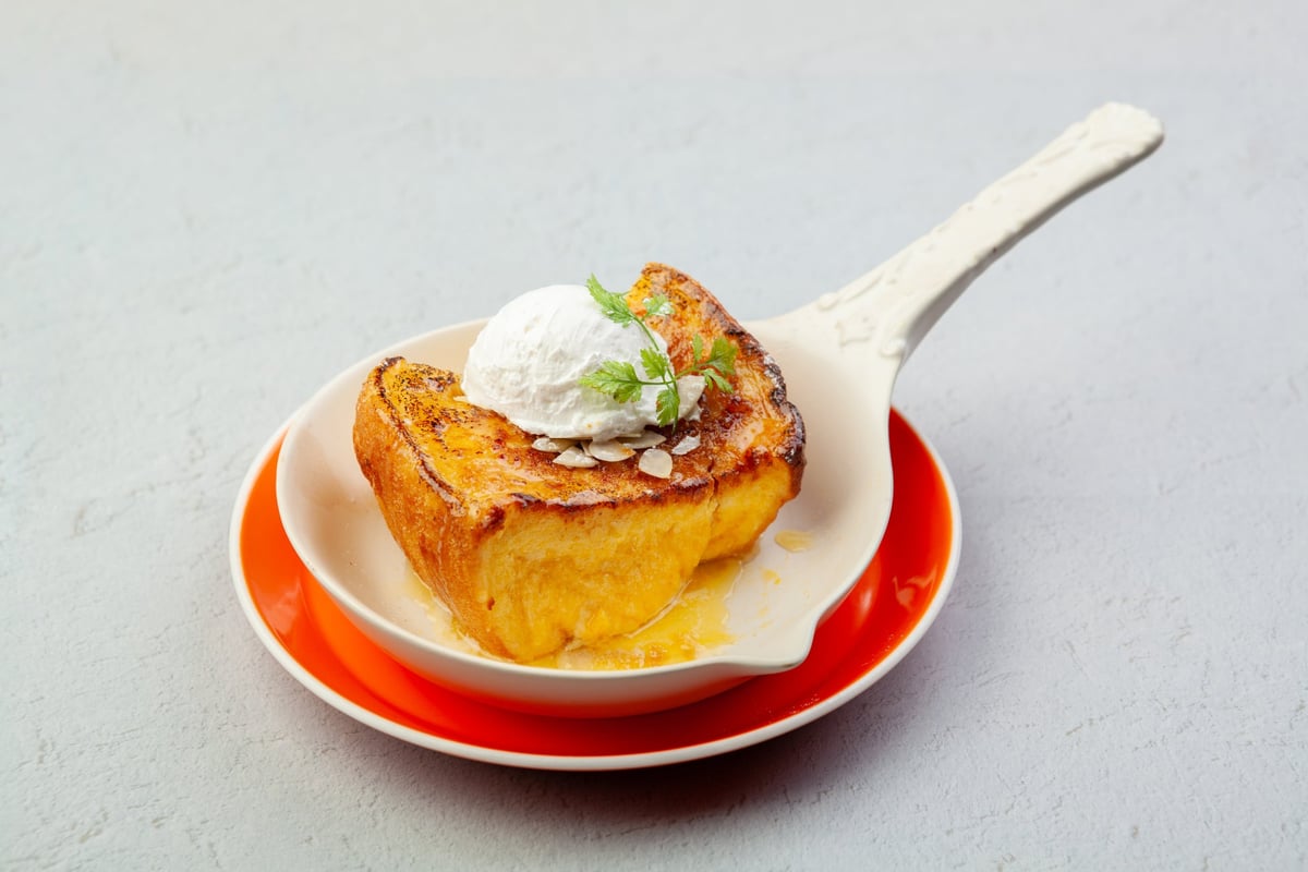 Fuwa to ro Brulee French Toast in classic style with slightly bitter caramel sauce — ¥1,480 (tax included)
