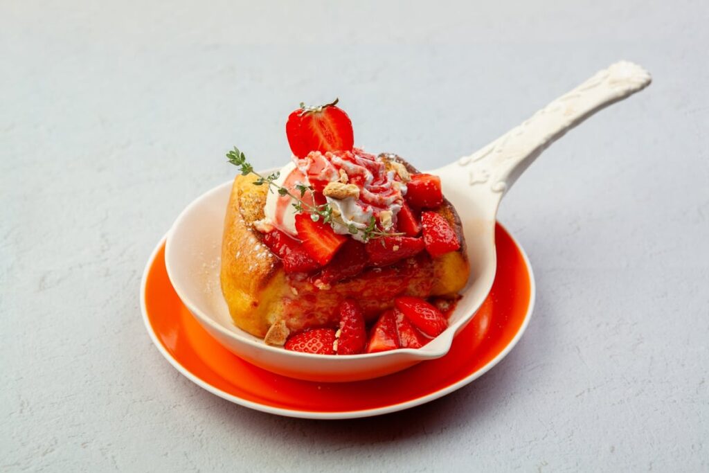 Fuwa to ro Brulee French Toast topped with strawberries and condensed milk — ¥1,680 (tax included)
