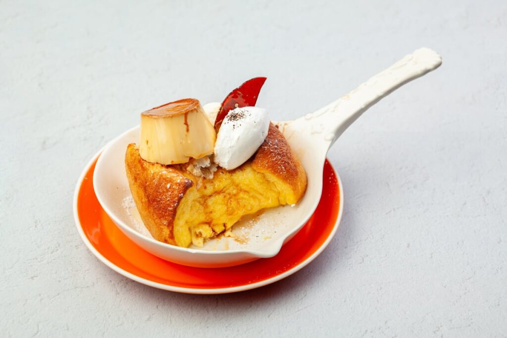 French toast topped with pudding and vanilla ice cream for a perfect harmony — ¥1,780 (tax included)