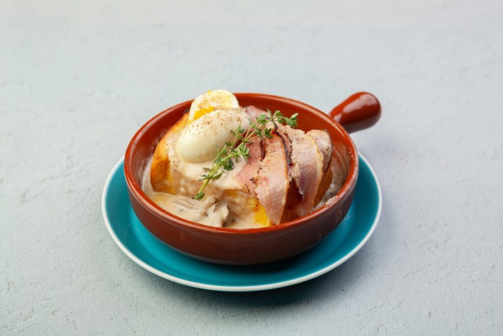 Thick-cut fluffy French toast with matured bacon croque monsieur style — ¥1,690 (tax included)