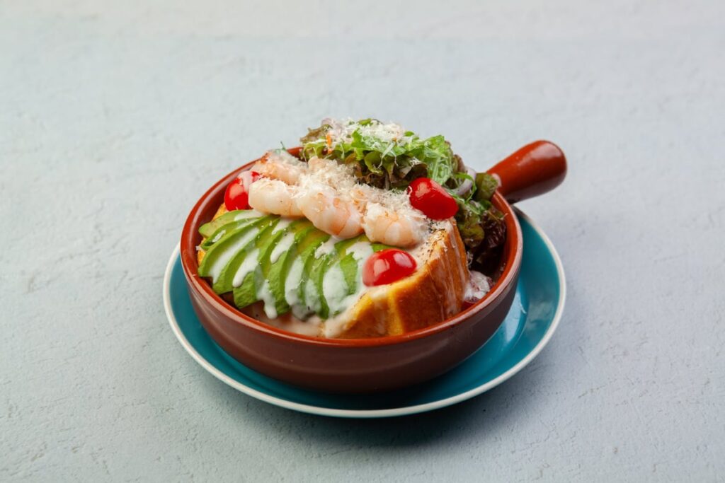 Salad-style French toast with ripe avocado and plump shrimp, served with fresh vegetables — ¥1,790 (tax included)