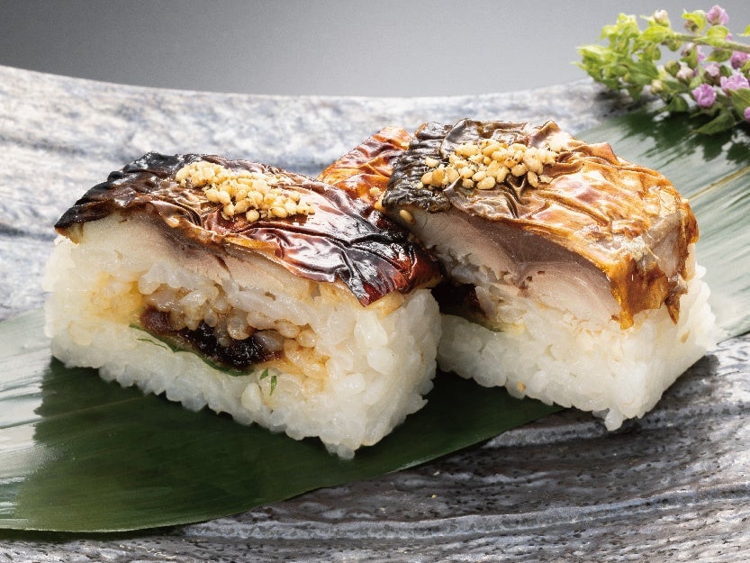 Grilled Mackerel Sushi with Perfect Taste, Aroma, and Texture — ¥451 (tax included)